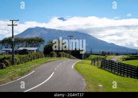 Landstraße zum Mount Taranaki, in der Nähe von Stratford, Taranaki, Nordinsel, Neuseeland Stockfoto