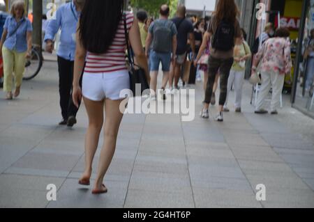 Sommer-Straßenszene in der Tauentzienstraße in Berlin, Deutschland - 21. Juni 2021 Stockfoto