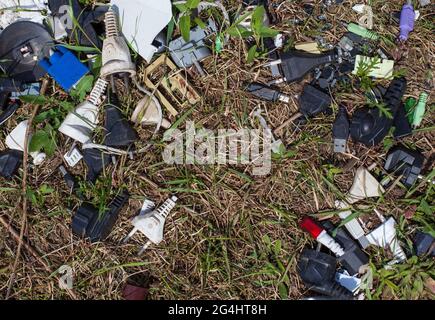 LESZNO, POLEN - 03. Mai 2021: Mülldeponie Konzept , Müllhaufen , Mülldeponie. Zerstören Sie die Natur. Nicht im Müll vermüllt Stockfoto