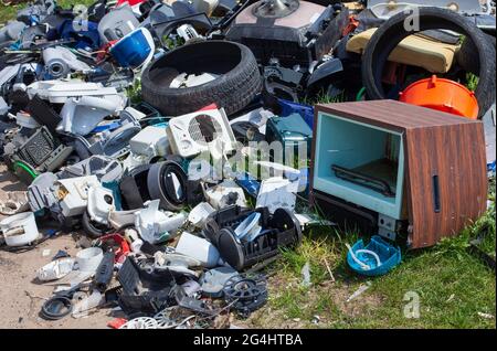 LESZNO, POLEN - 03. Mai 2021: Illegale Mülldeponie auf Feldern, auf der Straße. Altelektronik und Kunststoff Stockfoto