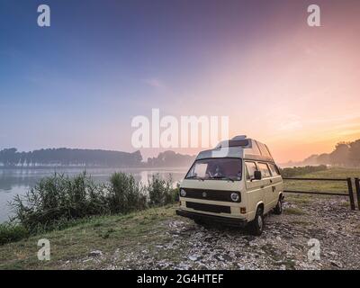 Entspannt in einem alten Wohnmobil-Bus auf dem Po-Fluss aufwachen Stockfoto