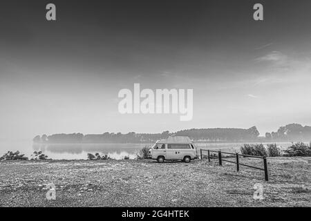 Entspannt in einem alten Wohnmobil-Bus auf dem Po-Fluss aufwachen Stockfoto