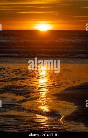 Sonnenuntergang über dem Meer, Awakino Beach, Waikato, North Island, Neuseeland Stockfoto