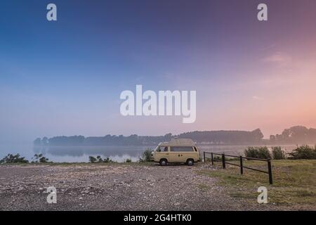 Entspannt in einem alten Wohnmobil-Bus auf dem Po-Fluss aufwachen Stockfoto