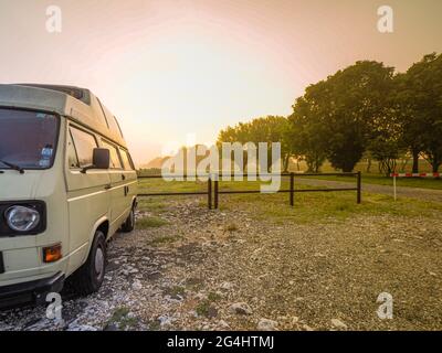 Entspannt in einem alten Wohnmobil-Bus auf dem Po-Fluss aufwachen Stockfoto