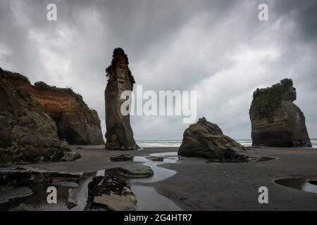 „The Three Sisters“-Felsformation, Tongaporutu, Taranaki, Nordinsel, Neuseeland Stockfoto