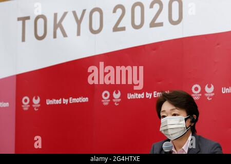 Tokio, Japan. Juni 2021. Seiko Hashimoto, Präsident von Tokio 2020, spricht während eines Treffens mit fünf Parteien im Triton Square Tower Y auf Harumi Island in Tokio. Präsident Hashimoto und der Minister für die Olympischen und Paralympischen Spiele von Tamayo Marukawa sprachen per Telekonferenz mit dem Präsidenten des Internationalen Olympischen Komitees (IOC) von Thomas Bach, Andrew Parson, dem Präsidenten des Internationalen Paralympischen Komitees (IPC) und dem Gouverneur von Tokio, Yuriko Koike. Quelle: Rodrigo Reyes Marin/ZUMA Wire/Alamy Live News Stockfoto