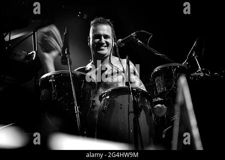 Armandinho und seine Band bei einem Live-Konzert in Groove, Buenos Aires, Argentinien (17. August 2014). Stockfoto