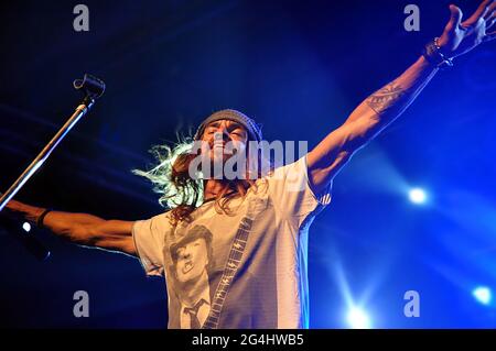 Armandinho und seine Band bei einem Live-Konzert in Groove, Buenos Aires, Argentinien (17. August 2014). Stockfoto