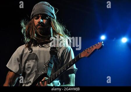 Armandinho und seine Band bei einem Live-Konzert in Groove, Buenos Aires, Argentinien (17. August 2014). Stockfoto