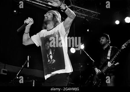 Armandinho und seine Band bei einem Live-Konzert in Groove, Buenos Aires, Argentinien (17. August 2014). Stockfoto