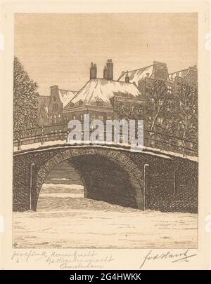 Heerengracht an der Reguliersgracht, Amsterdam. Eine Brücke über die Herengracht in Amsterdam, in der Nähe der Reguliersgracht. Der Kanal ist gefroren und mit Schnee bedeckt. Stockfoto