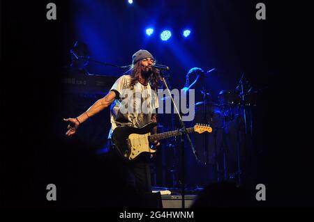 Armandinho und seine Band bei einem Live-Konzert in Groove, Buenos Aires, Argentinien (17. August 2014). Stockfoto