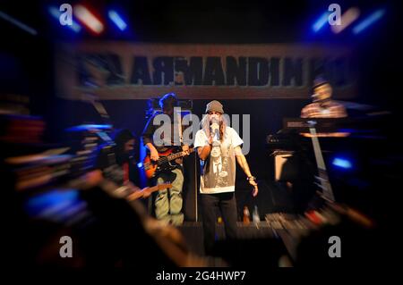 Armandinho und seine Band bei einem Live-Konzert in Groove, Buenos Aires, Argentinien (17. August 2014). Stockfoto