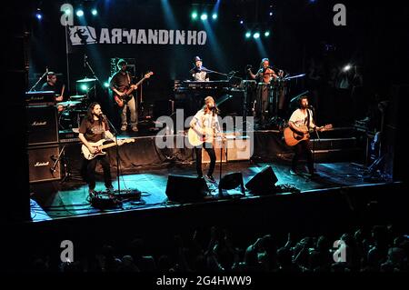 Armandinho und seine Band bei einem Live-Konzert in Groove, Buenos Aires, Argentinien (17. August 2014). Stockfoto