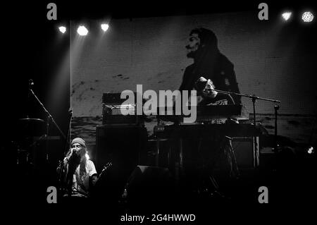 Armandinho und seine Band bei einem Live-Konzert in Groove, Buenos Aires, Argentinien (17. August 2014). Stockfoto