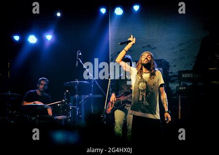 Armandinho und seine Band bei einem Live-Konzert in Groove, Buenos Aires, Argentinien (17. August 2014). Stockfoto