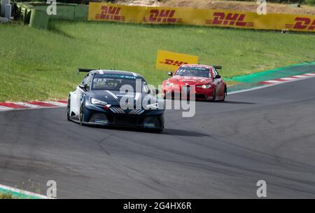 Vallelunga, Italien, Juni 19 2021, Pure ETCR Championship. Elektroautos kämpfen in Action-Rennen auf Asphalt-Strecke, Cupra und Alfa Romeo Giulia Ferraris Stockfoto