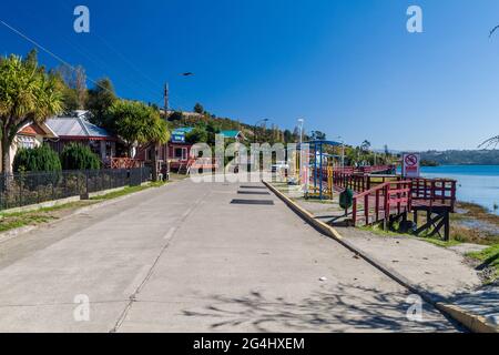 CURACO DE VELEZ, CHILE - 21. MÄRZ 2015: Küstenstraße im Dorf Curaco de Velez, Insel Quinchao, Chile Stockfoto