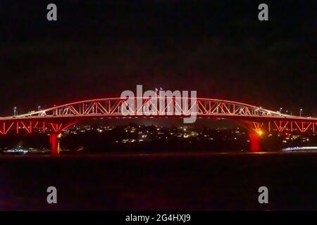 Auckland Harbour Bridge bei Nacht, Nordinsel, Neuseeland Stockfoto