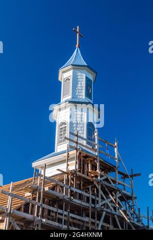 Die Kirche Nuestra Senora de Los Dolores wird in Dalcahue, Chiloe, Chile, umgebaut Stockfoto