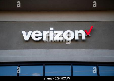 Lansing, Kansas. Verizon-Logo auf dem Gebäude. Verizon, ein amerikanischer Mobilfunknetzbetreiber, ist eines der größten Unternehmen im Bereich der Kommunikationstechnologie Stockfoto