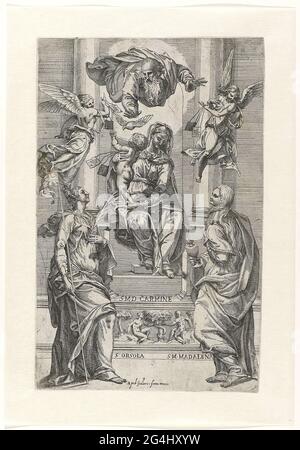 . Maria in einer Nische mit dem Christkind auf der Aufnahme, flankiert von zwei Engeln. Über ihnen der Heilige Geist und Gott der Vater. Im Vordergrund die Heilige Ursula mit einem Stab mit Banner und Maria Magdalena in der Hand mit der Salbe. Unter dem Thron ein gemeißelt Fries mit einer Darstellung des Falls. Sowohl die Engel als auch Maria halten an den Fäden fest und bestätigen das Gebet mit der Darstellung Mariens mit dem Christkind. Stockfoto