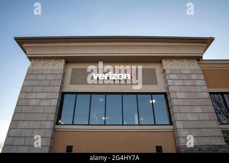 Lansing, Kansas. Verizon-Logo auf dem Gebäude. Verizon, ein amerikanischer Mobilfunknetzbetreiber, ist eines der größten Unternehmen im Bereich der Kommunikationstechnologie Stockfoto