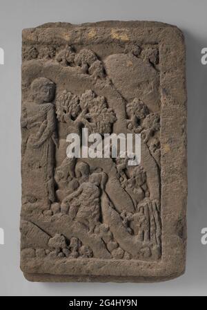 . Diese Paneele bildeten einst einen Teil einer durchgehenden dekorativen Grenze (Fries) am Fuß des Tempels. Auf beiden Fragmenten werden menschliche Figuren gezeigt, die durch eine hügelige, bewaldete Landschaft wandern. Es ist nicht sicher, welche Geschichte sie darstellen, obwohl es sich wahrscheinlich um Szenen aus einem alten javanischen Gedicht handelt. Die beiden Quadrate oben links stellen Ansichten von ummauerten Gehäusen aus der Vogelperspektive dar. Stockfoto