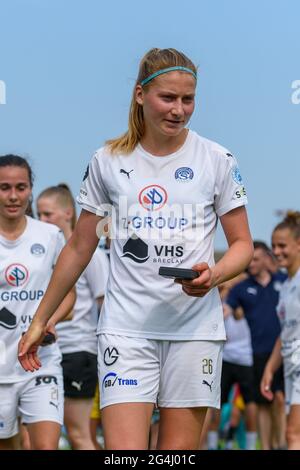 Prag, Tschechische Republik. Juni 2021. Michaela Dubcova (26 1. FC Slovacko) mit ihrer 3. Medaille nach dem Zeny-Spiel der I. Liga zwischen Sparta Prag und 1. FC Slovacko im Stadion Strahov, Tschechische Republik. Kredit: SPP Sport Pressefoto. /Alamy Live News Stockfoto