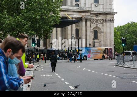 London, Großbritannien. 19. Juni 2021. Eine Szene aus dem Film, der während der Dreharbeiten zu „The Flash“ in der St. Paul's Cathedral gedreht wurde. Quelle: Waldemar Sikora Stockfoto