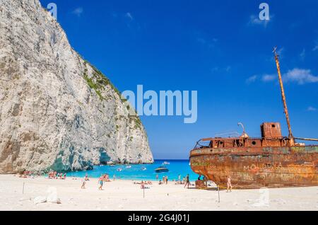 Malerischer Sandstrand von Navagio mit berühmtem Schiffswrack. Es liegt an der Westküste der Insel Zakynthos, Griechenland. Stockfoto