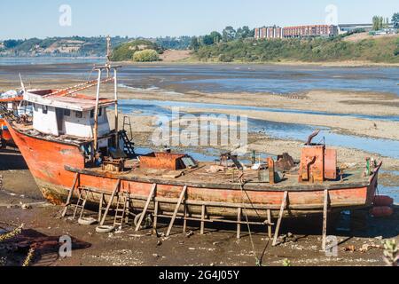 Altes rostetes Boot bei Ebbe in Castro, Chiloe Island, Chile Stockfoto