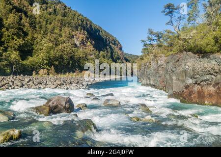 Stromschnellen an den Saltos del Petrohue Wasserfällen im Nationalpark Vicente Perez Rosales, Chile Stockfoto