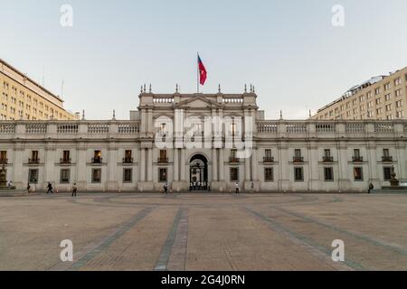 SANTIAGO, CHILE - 27. MÄRZ 2015: La Moneda Palace, Sitz des Präsidenten der Republik Chile, in Santiago, Chile Stockfoto