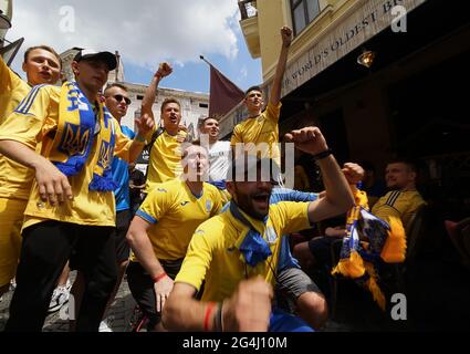 Bukarest, Rumänien - 21. Juni 2021: Fans der Ukraine und Österreichs feiern in den Kneipen und Straßen der Altstadt vor dem Fußballspiel dazwischen Stockfoto