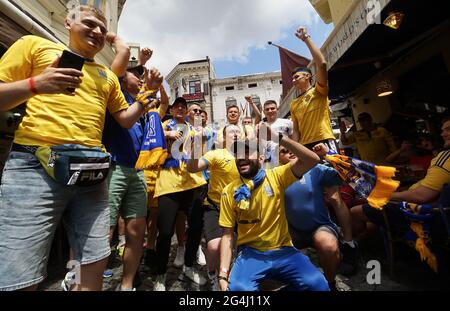 Bukarest, Rumänien - 21. Juni 2021: Fans der Ukraine und Österreichs feiern in den Kneipen und Straßen der Altstadt vor dem Fußballspiel dazwischen Stockfoto