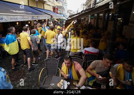 Bukarest, Rumänien - 21. Juni 2021: Fans der Ukraine und Österreichs feiern in den Kneipen und Straßen der Altstadt vor dem Fußballspiel dazwischen Stockfoto