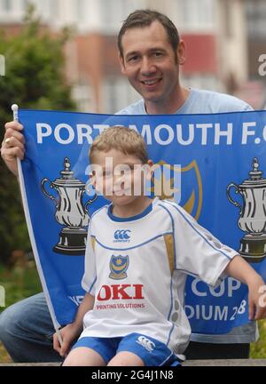 HARRY JAMES PARSONS WURDE NACH DEN ANDREW'S-HELDEN HARRY REDKNAPP UND JIM SMITH BENANNT, ALS ER NUR SECHS TAGE NACH POMPEYS AUFSTIEG ZUR PREMIERSHIP GEBOREN WURDE. JETZT FEIERT POMPEY'S VIEL GLÜCK CHARME SEINEN 5. GEBURTSTAG IN WEMBLEY AM CUP LETZTEN TAG, WENN POMPEY GEGEN CARDIFF ZU NEHMEN. PIC MIKE WALKER 2008 Stockfoto