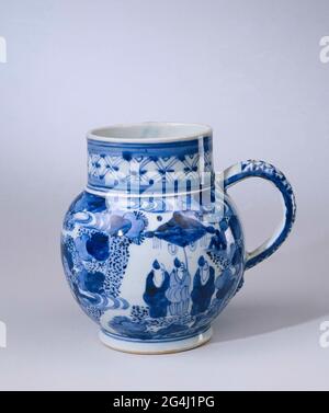 . Bierkrug aus Porzellan, mit kugelförmigem Körper und C-förmigem Ohr. Auf dem Bauch eine durchgehende Landschaft mit zwei Figurenpaaren mit einer Reichweite, mit drei Figuren zusätzlich zu einem Sonnenschirm in blühenden Pflanzen und Felsen. Der Rand mit einer breiten Serviette. Ein dekoratives Muster am Ohr; EIN Loch oben am Ohr für einen fehlenden Rahmen. Die Dekoration ist im Einklang mit dem chinesischen Übergangsporzellan. Blauweiß. Stockfoto