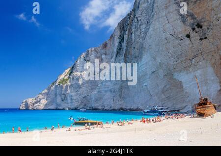 Malerischer Sandstrand von Navagio mit berühmtem Schiffswrack. Es liegt an der Westküste der Insel Zakynthos, Griechenland. Stockfoto