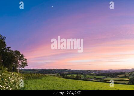 Sonnenuntergang über Feldern im Berry Pomeroy Village, Devon, England, Europa Stockfoto