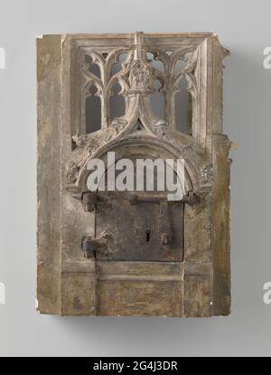 Tabernakel aus Stein (möglicherweise Marmor) mit Metalltür. Tabernakel aus Stein (möglicherweise Marmor) zur Rettung des Wirtes oder heiliges Öl mit eiserner Tür. Stockfoto