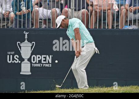 San Diego, Usa. Juni 2021. Brooks Koepka aus den USA, macht sich beim Finale der 121. US Open Championship auf dem Torrey Pines Golf Course in San Diego, Kalifornien, am Sonntag, den 20. Juni 2021, auf das 13. Green ein. Foto von Richard Ellis/UPI Credit: UPI/Alamy Live News Stockfoto