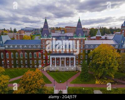 Fenwick Hall Luftaufnahme im College of the Holy Cross mit Herbstlaub in der Stadt Worcester, Massachusetts, USA. Stockfoto