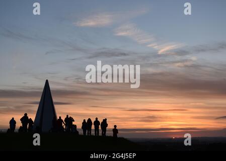 Der Sommersonnenwende-Sonnenaufgang an der Lichtpyramide im Campbell Park, Milton Keynes. Die Personen in diesem Bild sind nicht identifizierbar. Stockfoto