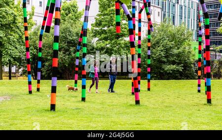 Paar, das in der Nähe der Kings Cross Station, London, einen Hund zu Fuß führt. Stockfoto