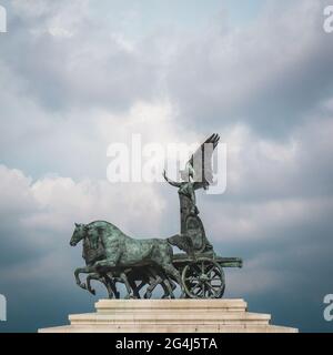 Wächter des Himmels - Statue der Göttin Victoria auf Altare della Patria Stockfoto