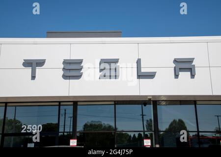 Maplewood, Minnesota. Tesla-Logo für Autohändler. Tesla, Inc. Ist ein amerikanisches Unternehmen für Elektrofahrzeuge und saubere Energie. Stockfoto