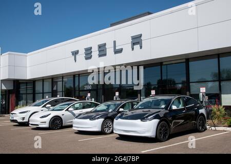 Maplewood, Minnesota. Tesla Autohaus. Autos an Ladestationen. Tesla, Inc. Ist ein amerikanisches Unternehmen für Elektrofahrzeuge und saubere Energie. Stockfoto